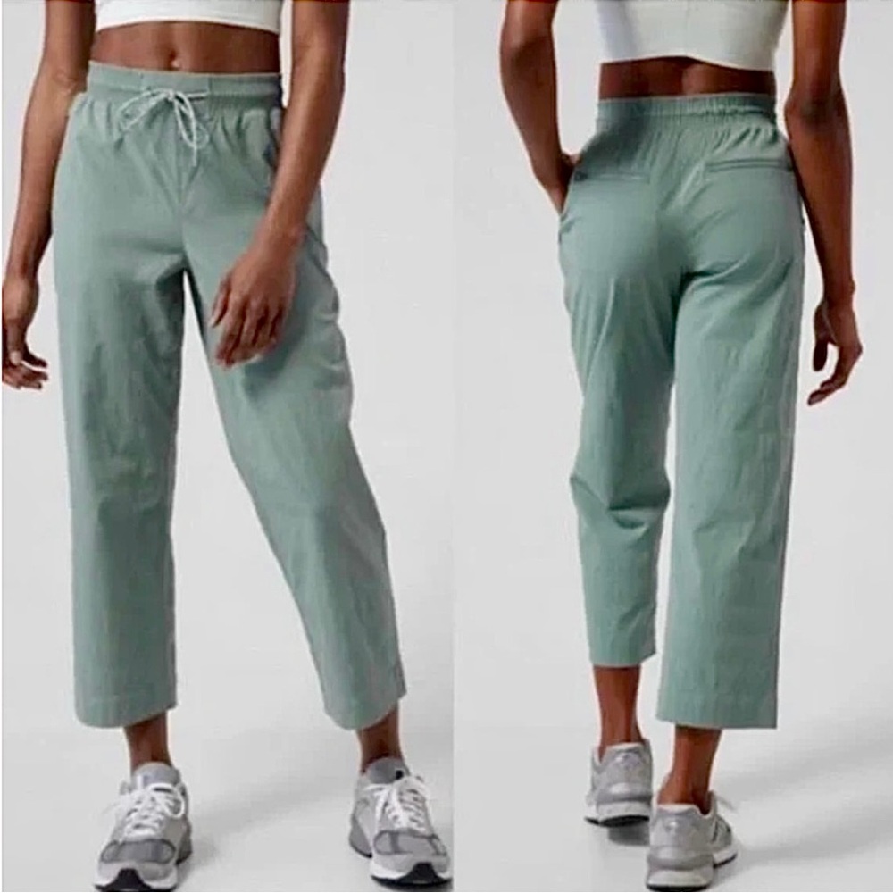 ATHLETA Trekkie Straight Crop Pants in Seafoam Size 12 (GUC)